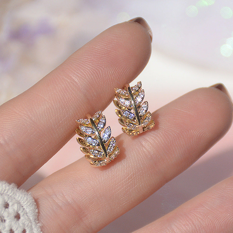 Moderne Damen Ohrringe: Zweifarbige Creolen in Weißgold & Gelbgold Optik, mit funkelnden Steinen.