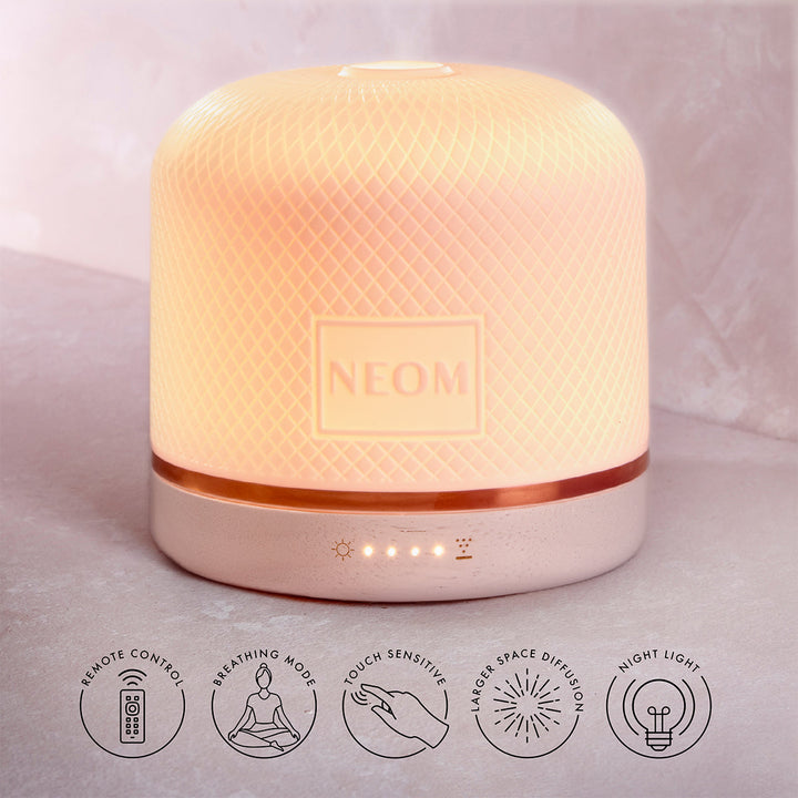 Moderner Aroma-Diffusor aus Keramik mit Fernbedienung, erzeugt entspannenden Duftnebel in großen Räumen.
