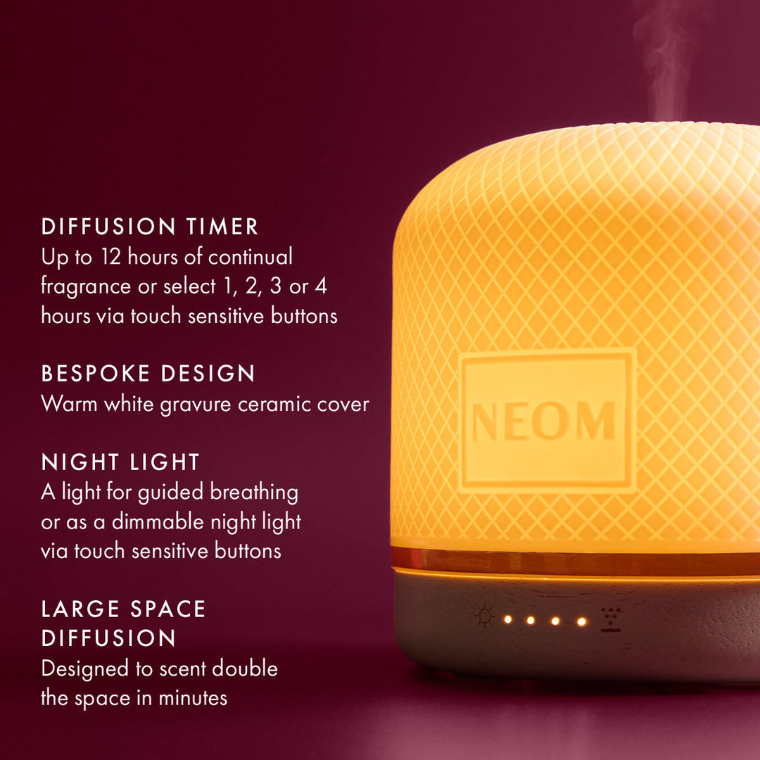 Moderner Keramik Aroma Diffusor. Stilvoller Duftzerstäuber, weiß, mit Fernbedienung für ätherische Öle.