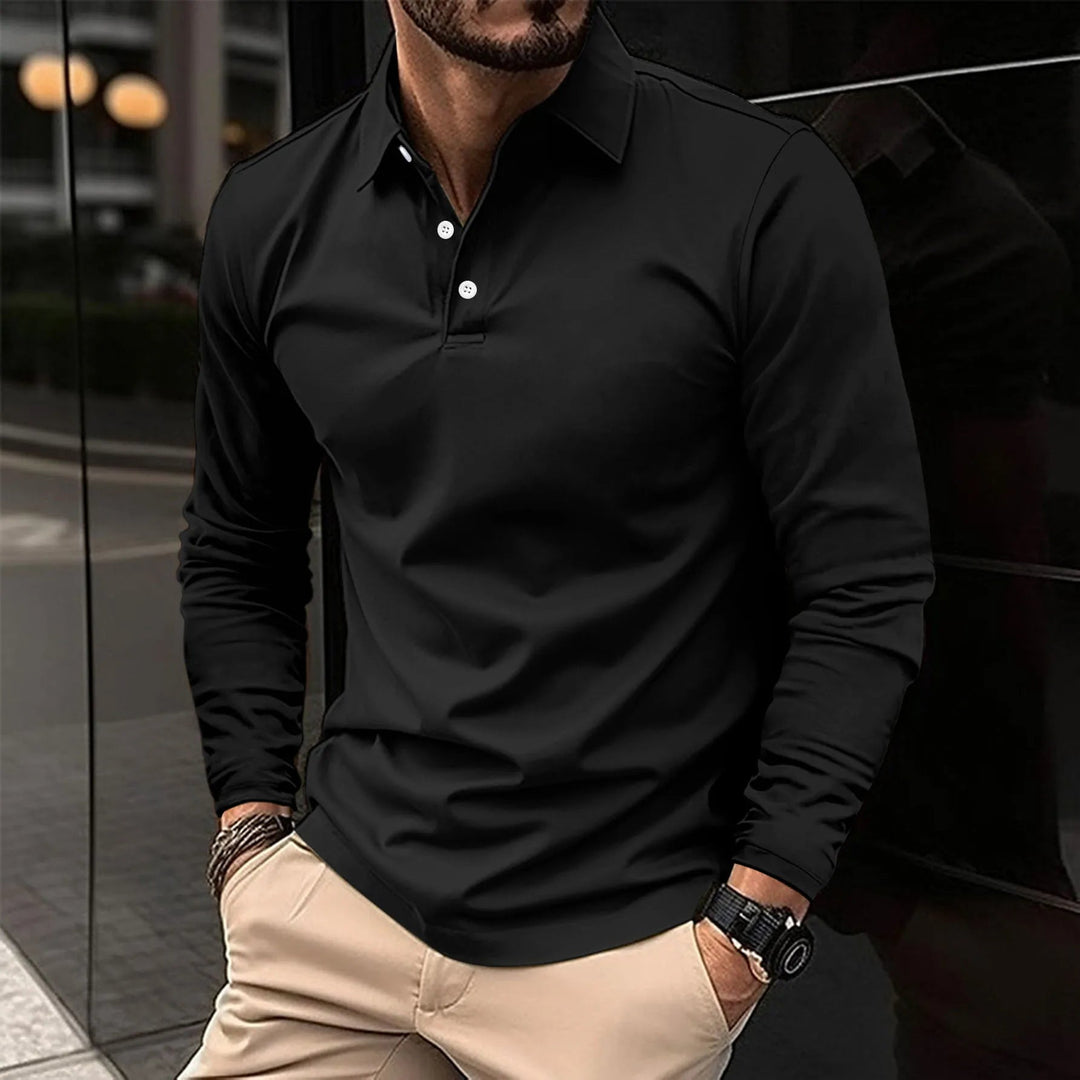 Modell trägt elegantes Herren Langarm Polo im Smart Casual Look, bequemes Oberteil für Herren.