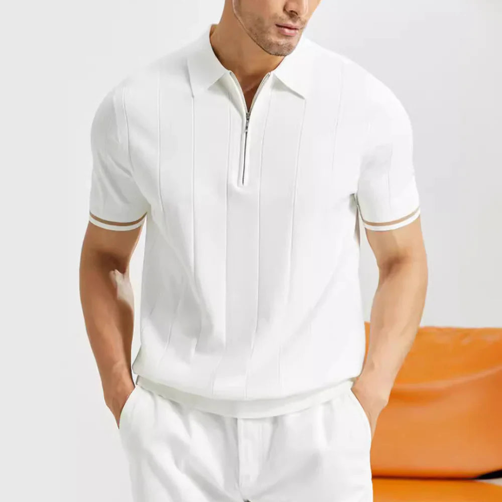 Modernes Herren Kurzarm Poloshirt mit Streifen und Reißverschluss. Slim Fit Strick-Polo für stilvolle Sommermode.