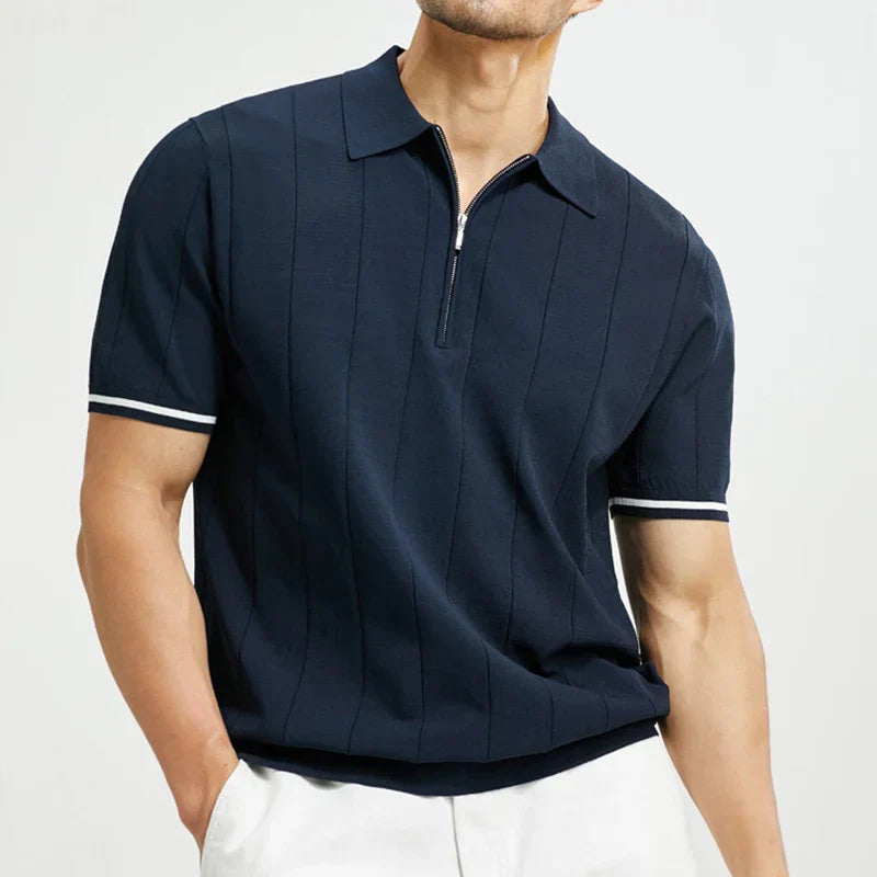 Stylishes Herren Kurzarm Poloshirt mit Reißverschluss und Streifen. Bequemes Strick-Polo für moderne Männer-Sommermode.