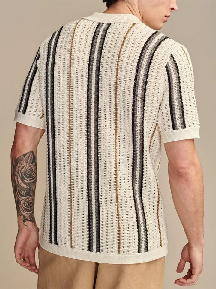 Locker geschnittenes Streifenpolo für Herren im mediterranen Vintage-Look, atmungsaktiv.