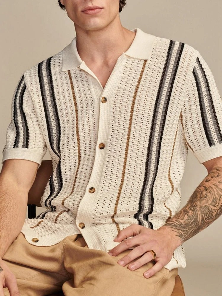 Sommerliches Herren Poloshirt mit Knopfleiste, marineblauen Streifen; ideal für Freizeit.