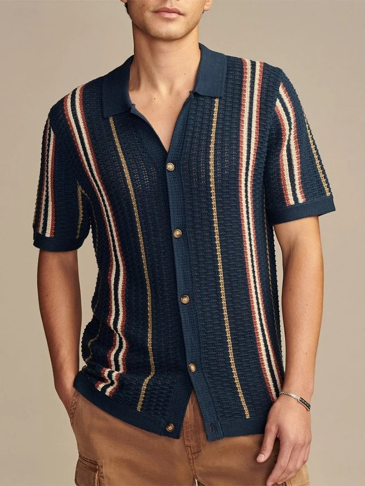 Kurzarm-Herren-Streifenpolo in Marineblau/Beige mit bequemer Knopfleiste für den Sommer.