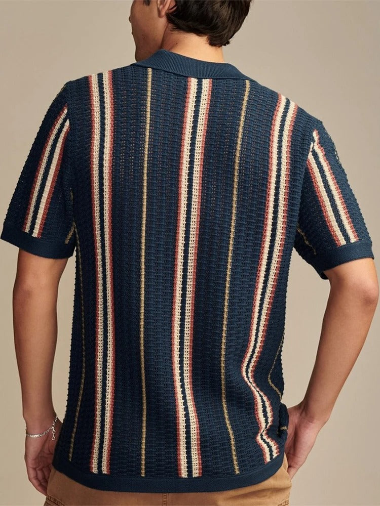 Atmungsaktives Herren Freizeitshirt im mediterranen Streifen-Design, locker sitzend.