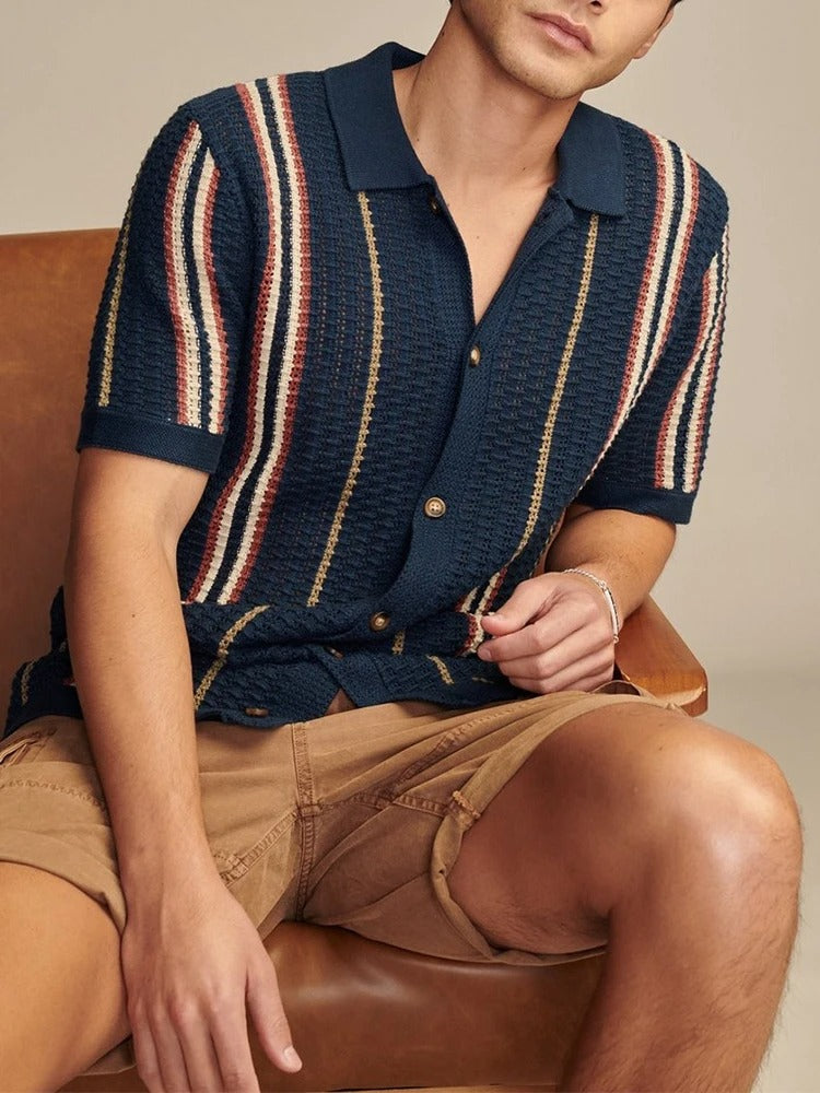 Beiges und marineblaues Herren Poloshirt mit Streifen, Knopfleiste und Vintage-Touch.