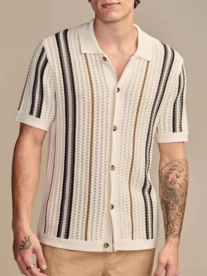 Marineblau-beiges Herren Poloshirt mit Streifen, kurzarm und lässiger Knopfleiste.