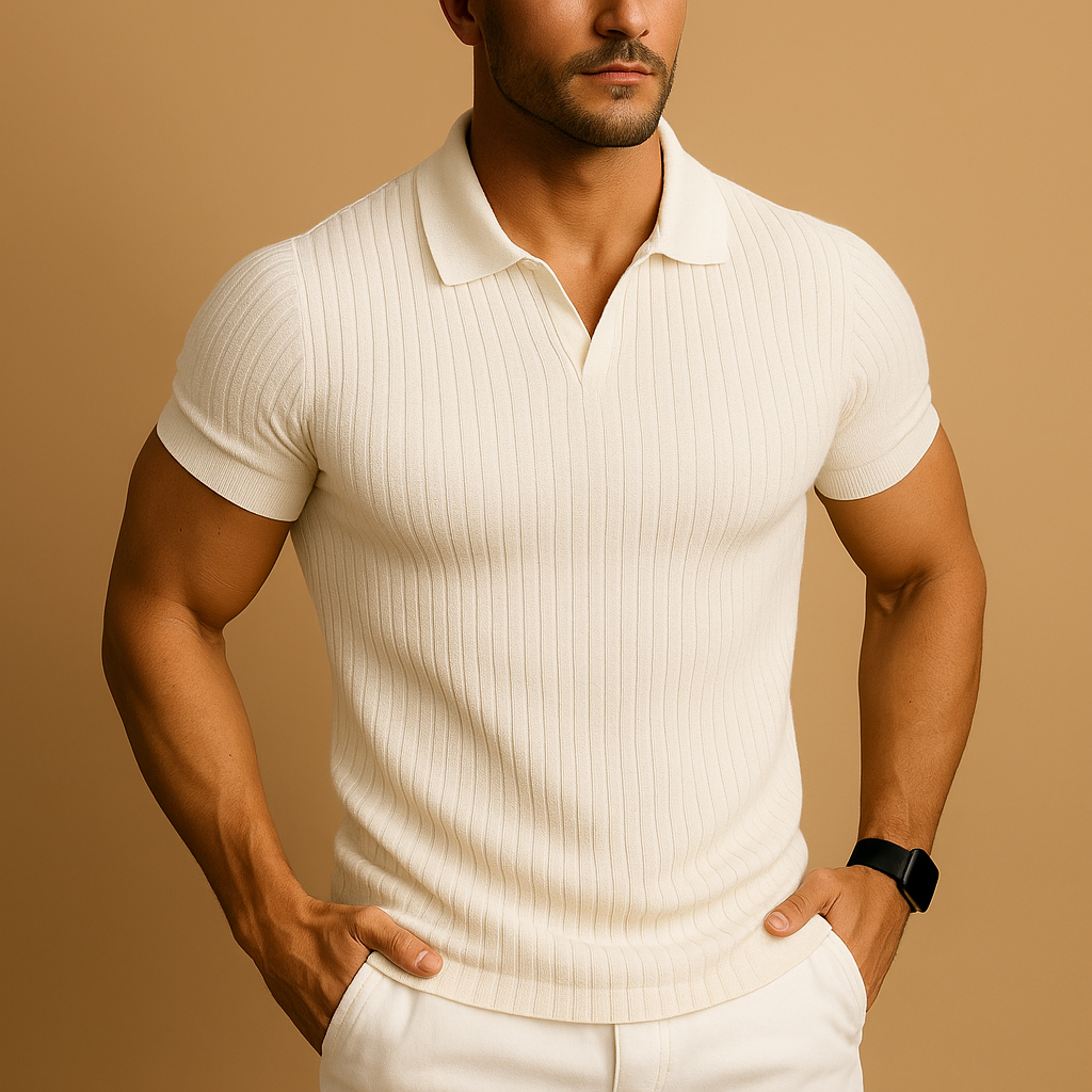 Modernes Herren Slim Fit Poloshirt mit V-Ausschnitt, ideal für Smart Casual Looks im Sommer.