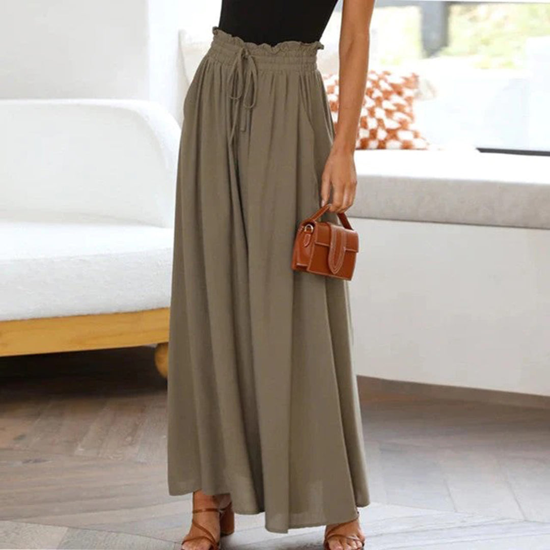 Model trägt bequeme Damen Wide Leg Hose mit hoher Taille und Gummibund. Ideale Freizeithose.
