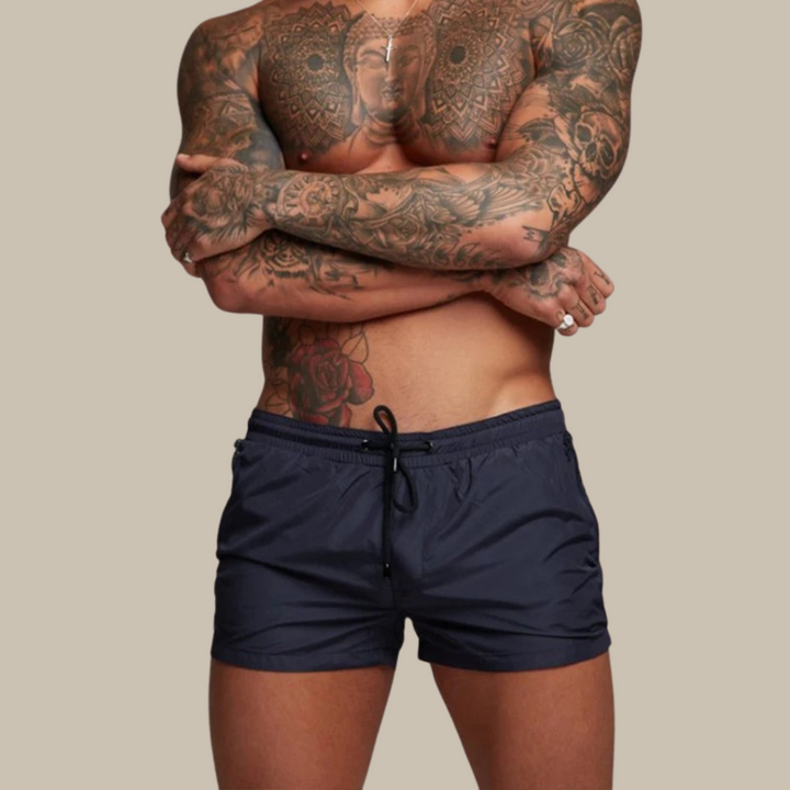 Nahaufnahme der schnelltrocknenden Herren Stretch Shorts. Modische, bequeme Sommerhose ideal für Sport.