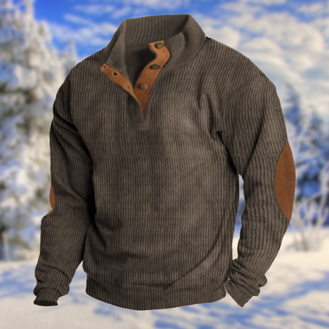 Rustikaler Herren Strickpullover mit auffälligen Ellenbogen-Patches und praktischer Knopfleiste für Outdoor-Looks.