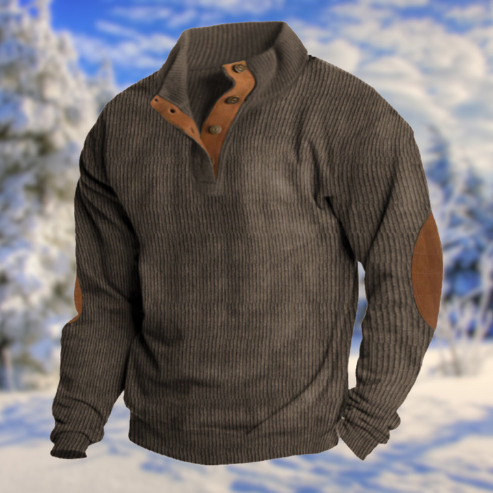 Rustikaler Herren Strickpullover mit auffälligen Ellenbogen-Patches und praktischer Knopfleiste für Outdoor-Looks.