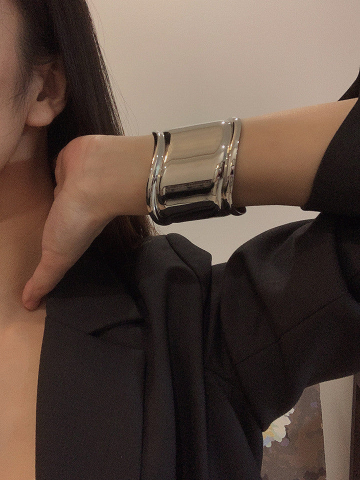 Schwarzes Metall-Wellenarmband im Rock/HipHop-Stil, asymmetrisches Statement-Design für Unisex.