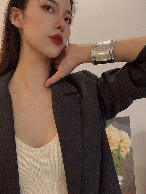 Modernes Silber Wellenarmband für Unisex, mit asymmetrischem Design, cooler Schmuck für jedes Outfit.