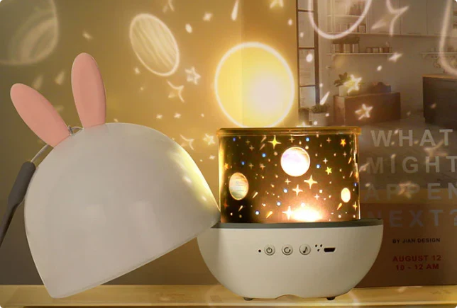 Exklusives Nachtlicht für Kinder mit Sternenhimmel-Projektion, Musik & LED Licht; ideale Einschlafhilfe.