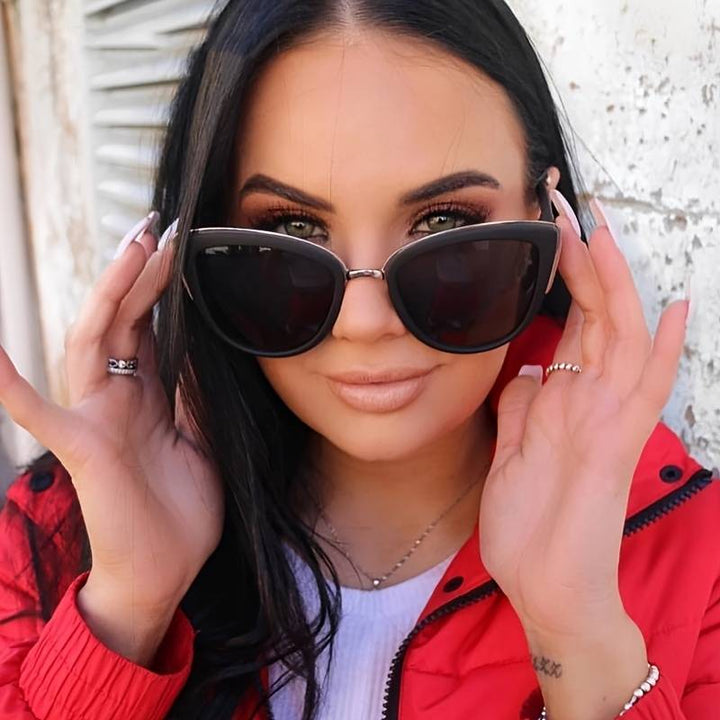 Vintage-inspirierte Damen Retro Sonnenbrille, Katzenaugen-Stil, ideal für Sommer-Outfits.