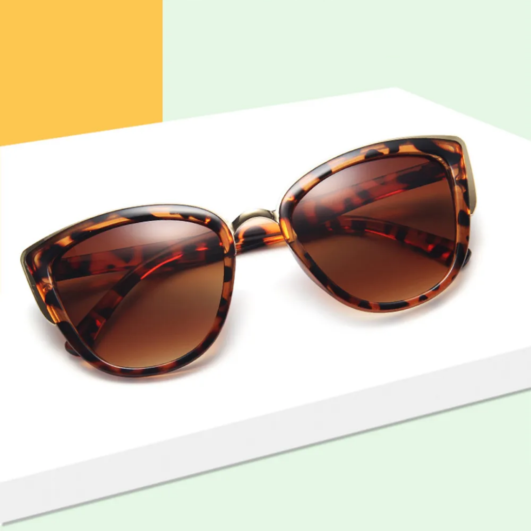 Nahaufnahme der Damen Retro Katzenaugen Sonnenbrille, zeigt Details und UV400 Schutz.
