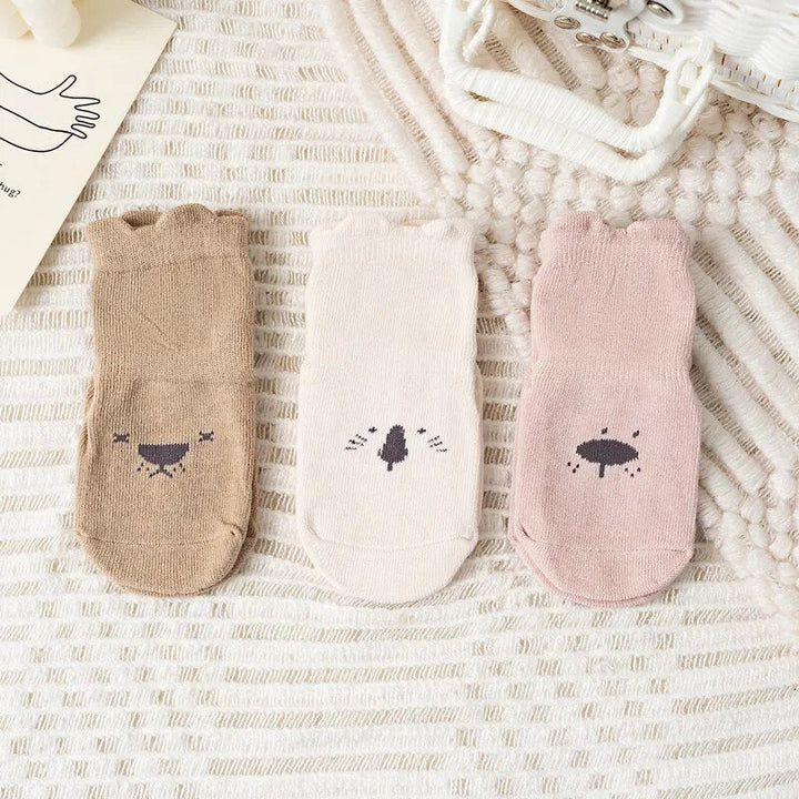 Weiche und strapazierfähige Krabbelsocken (3 Paar) mit rutschfester Sohle für Babys, ideal als Babygeschenk.