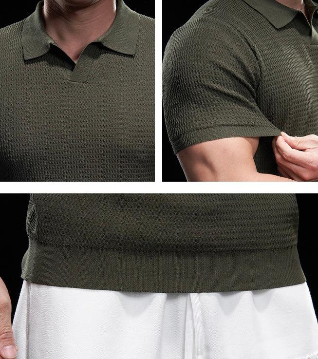 Rückenansicht des eleganten Herren Strick Poloshirts mit schmeichelhafter Passform für den Sommer.
