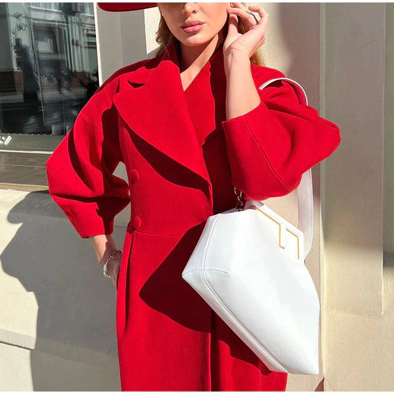 Eleganter Damen Wintermantel, langer Schnitt, der Wärme und Stil für Business-Outfits vereint.