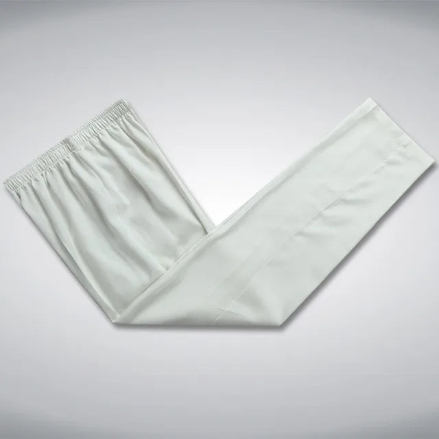 Mann in entspannter Pose, trägt das elegante japanische Herren-Freizeit-Set, perfekt für Zuhause oder Ausflüge.