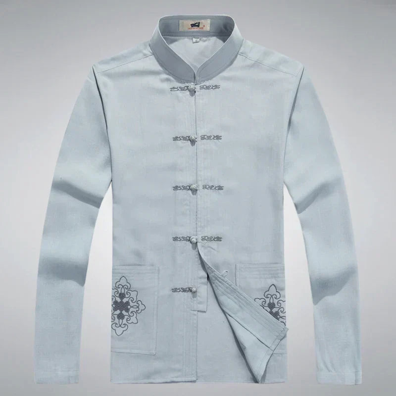 Nahaufnahme der Patch-Details am stilvollen japanischen Herren-Freizeit-Set, für einzigartigen Look.