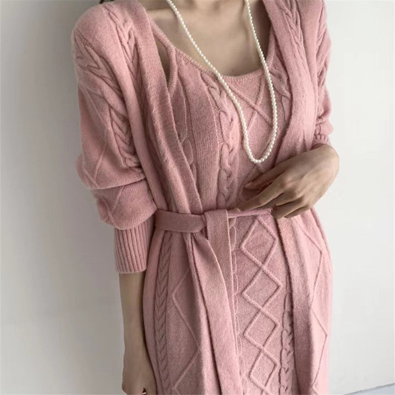 Kuscheliges Damen Set: Elegantes Kleid und warme, weiche Strickjacke. Dein perfektes Herbst/Winter-Outfit.