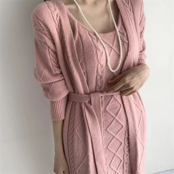 Kuscheliges Damen Set: Elegantes Kleid und warme, weiche Strickjacke. Dein perfektes Herbst/Winter-Outfit.