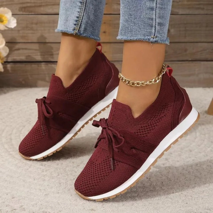 Zwei orthopädische Damen Sneaker. Komfortable Freizeitschuhe mit Fußgewölbe-Stütze, ideal für lange Tage.