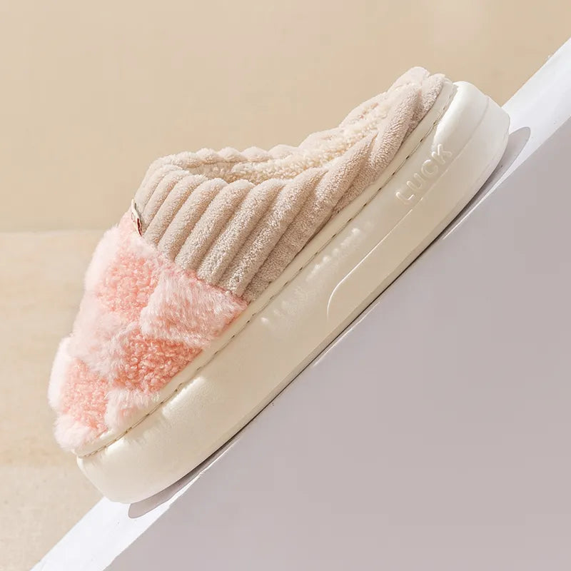 Modische Damen Winterpantoffeln, kuschelig warm und mit fester, rutschfester Sohle.