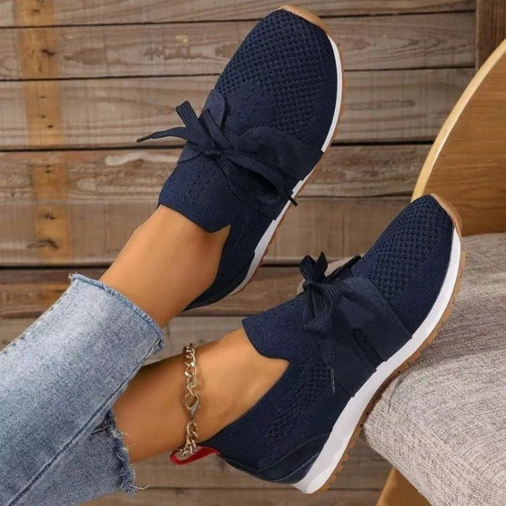 Detailansicht orthopädische Damen Sneaker. Atmungsaktive Damenschuhe mit Fußgewölbe-Stütze für maximalen Halt.