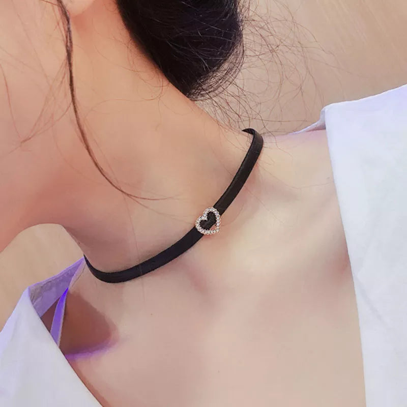 Luxuriöses Damen-Halsband mit runden Kristallen, aufwendig verarbeitet, elegante Kette für besondere Momente.