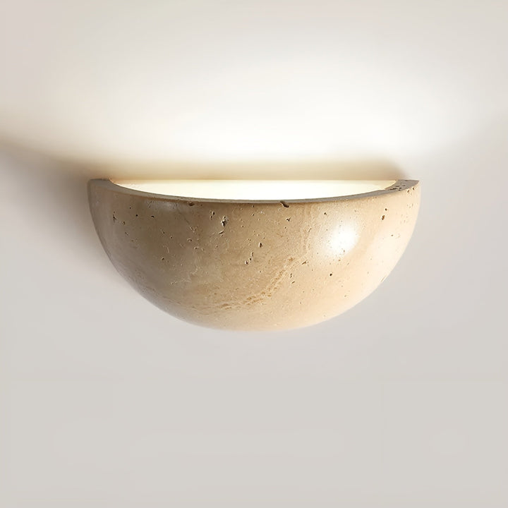 Halbrunde Wabi-Sabi LED-Wandleuchte, ideal für stimmungsvolle Innenbeleuchtung in Wohn- & Schlafzimmer.