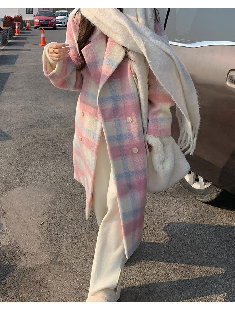 Lange, modische Damen Peacoat Winterjacke, warm & elegant, mit auffälligem Knopfverschluss.