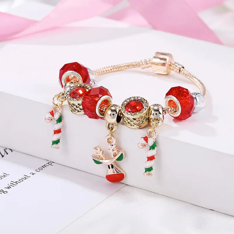 Stilvolles Damen Weihnachts-Armband mit funkelnden Charms. Perfekter festlicher Schmuck für die Winter-Feiertage.