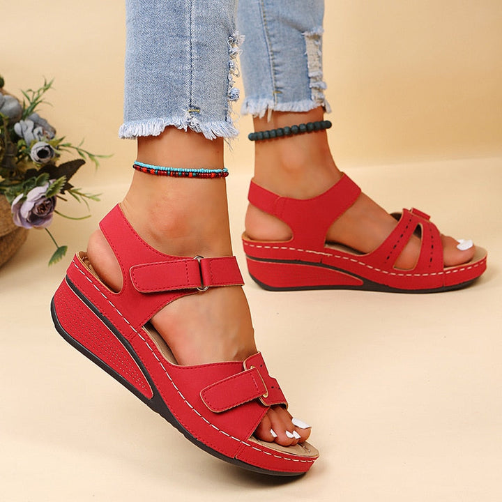 Vielseitige orthopädische Damensandalen Olga, bequem für Alltag und Urlaub im Sommer.