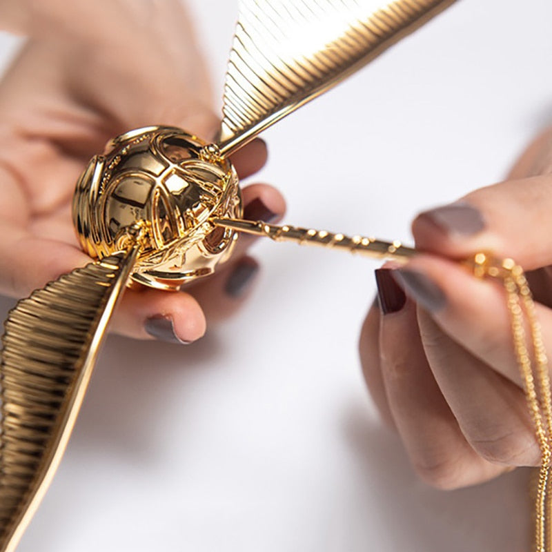 Exquisite Ringbox, vergoldet, mit glänzenden Goldflügeln. Ideale Schmuckaufbewahrung für luxuriöse Ringe.