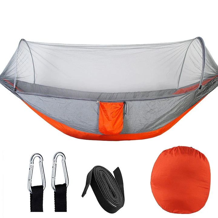 Camping Hängematte mit Moskitonetz und Mückenschutz, ideal für ungestörte Nächte im Outdoor-Bereich.