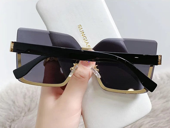 Trendige Unisex Sonnenbrille mit Halbrahmen. Quadratische Gläser bieten optimalen UV-Schutz für einen modernen Sommer-Look.