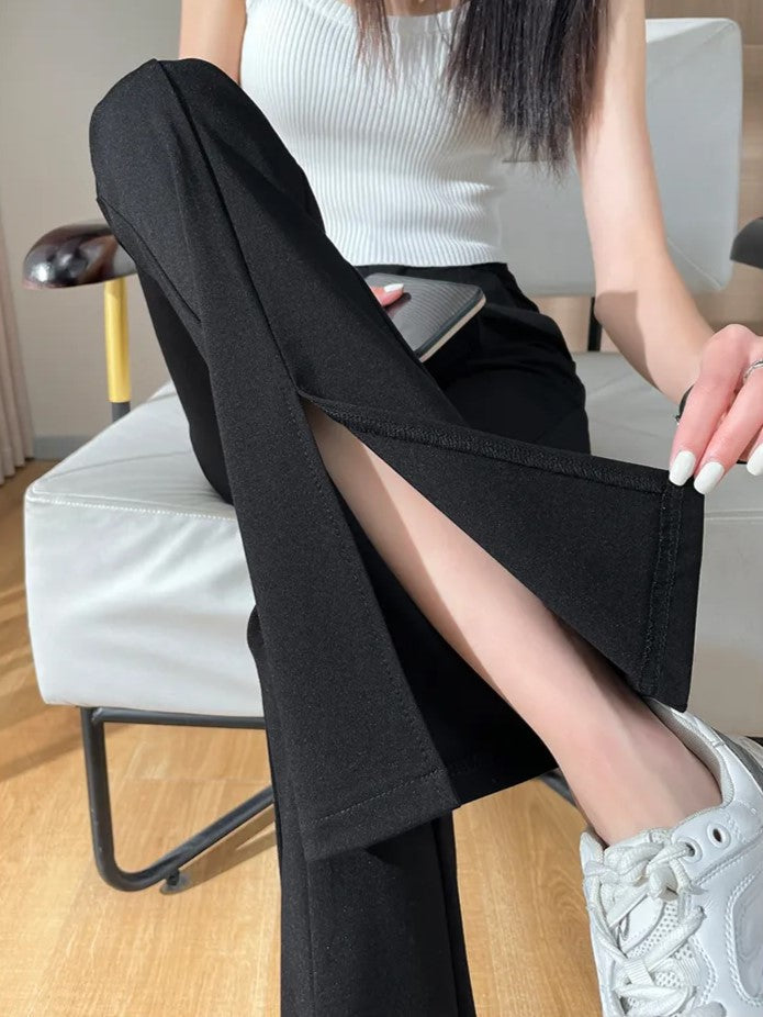 Wintermode: Elegante schwarze Schlaghose für Damen in Plus Size mit modernem Beinschlitz.
