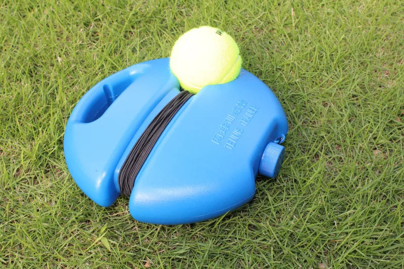 Eine Person beim intensiven Tennis-Solo-Training mit dem Set, übt Schläge und steigert die Ausdauer effektiv.