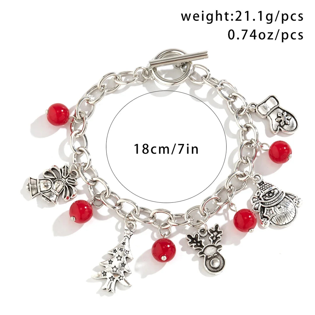 Glänzendes Silber Charme-Armband für Damen, festlich dekoriert mit Schneeflocken und roten Perlen für den Winter.