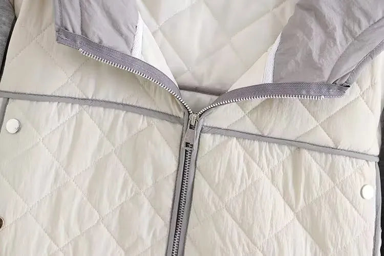 Schwarze Damen Kapuzen Steppjacke in Übergröße, rauten gesteppt für Winterkomfort.