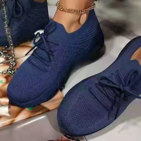 Draufsicht auf weiße Damen Plateau Sneaker. Atmungsaktiv, bequem & leicht – modische Damenschuhe für jeden Tag.