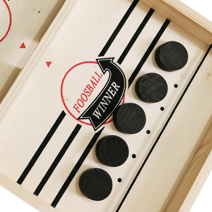Das umwandelbare 2-in-1 Spielset aus Holz, zeigt Tischfußball & Sjoel, bereit für Unterhaltung.
