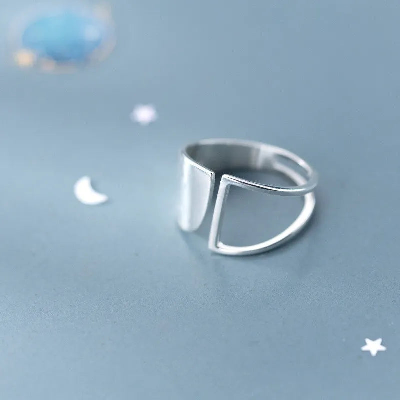 Punk Statement-Ring aus 925er Silber. Hohles, geometrisches Unisex-Design. Verstellbarer Silberring für modernen Style.
