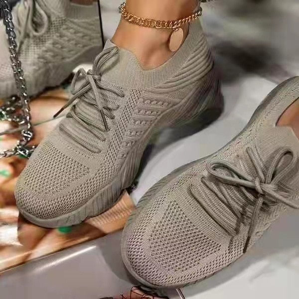Nahaufnahme atmungsaktives Obermaterial der Damen Plateau Sneaker. Bequeme & leichte Schnürschuhe für modischen Casual-Stil.