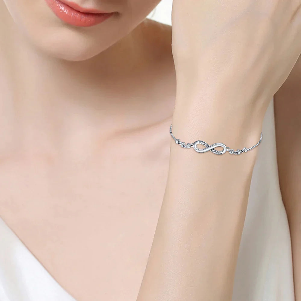 Elegantes Damenarmband mit Unendlichkeits-Symbol aus glänzendem Metall, Ausdruck tiefer Bedeutung & stilvoller Zeitlosigkeit.