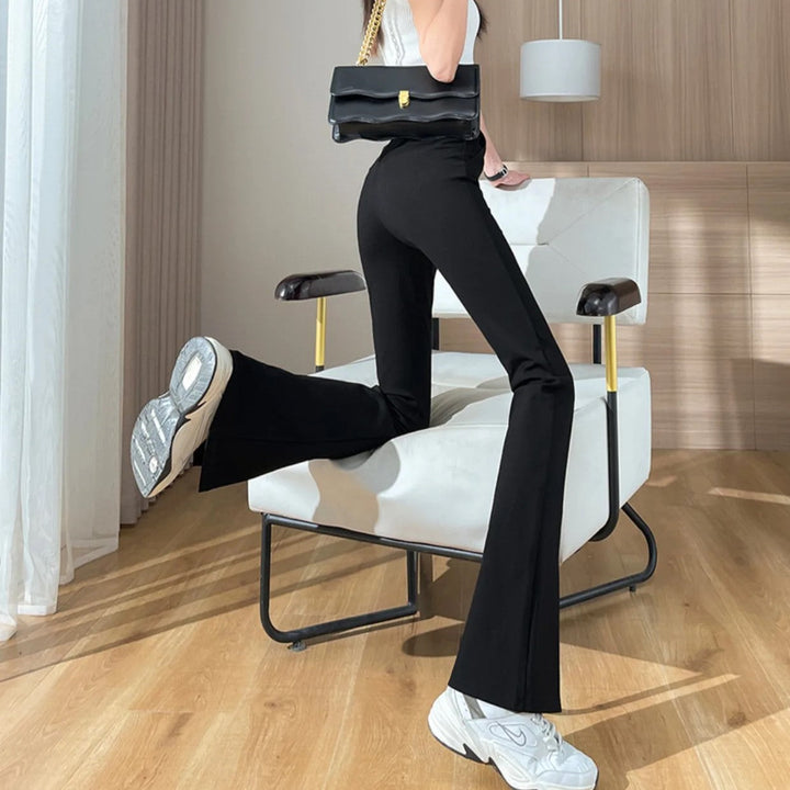 Elegante schwarze Übergrößen-Schlaghose mit hohem Bund und modernem Beinschlitz.